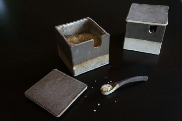 Boîte et sa cuillère en grès noir – Image 2