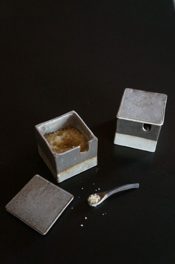 Boîte et sa cuillère en grès noir – Image 3