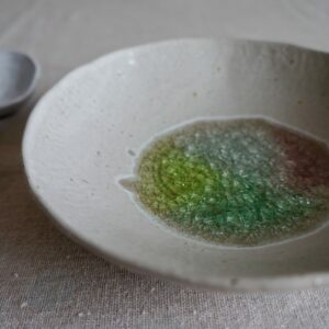 Assiette creuse en grès décor verre