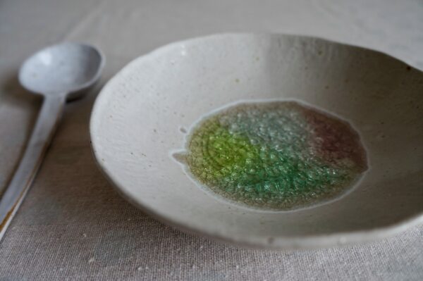 Assiette creuse en grès décor verre